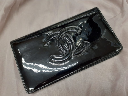 財布のエナメル長財布