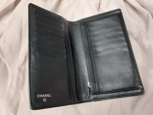 エナメル長財布のCHANEL