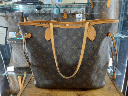 トートバッグのLOUIS VUITTON