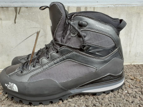 シューズのトレッキングシューズ