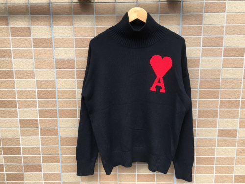 タートルネックニットのアミ・アレクサンドル・マテュッシ