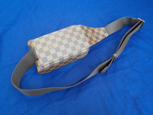 ボディーバッグのLOUIS VUITTON