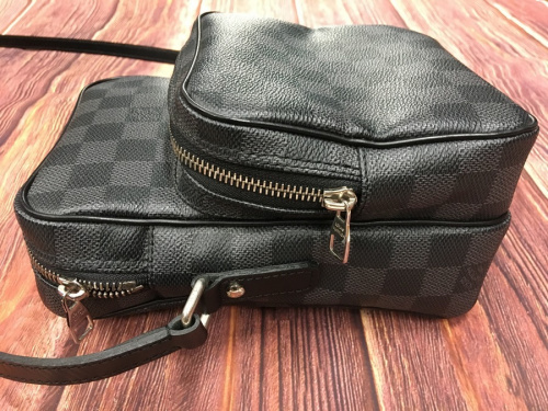 LOUIS VUITTONのメンズバッグ