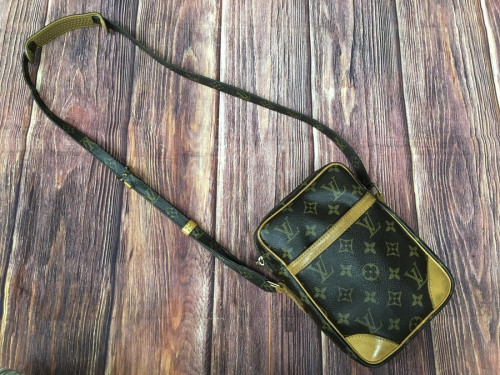 LOUIS VUITTONのショルダーバッグ