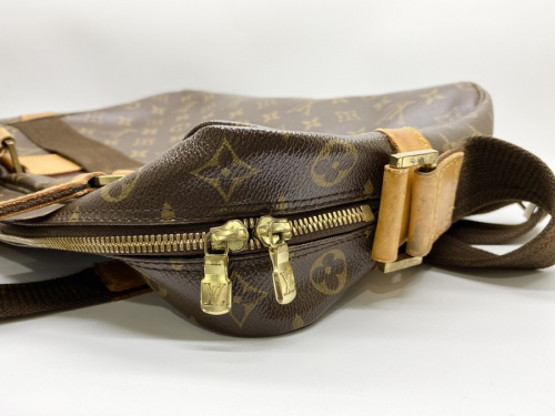 ショルダーバッグのLOUIS VUITTON
