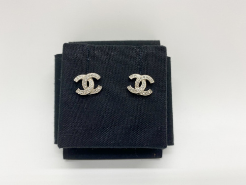 アクセサリーのピアス