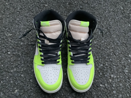 スニーカーのエア ジョーダン 1