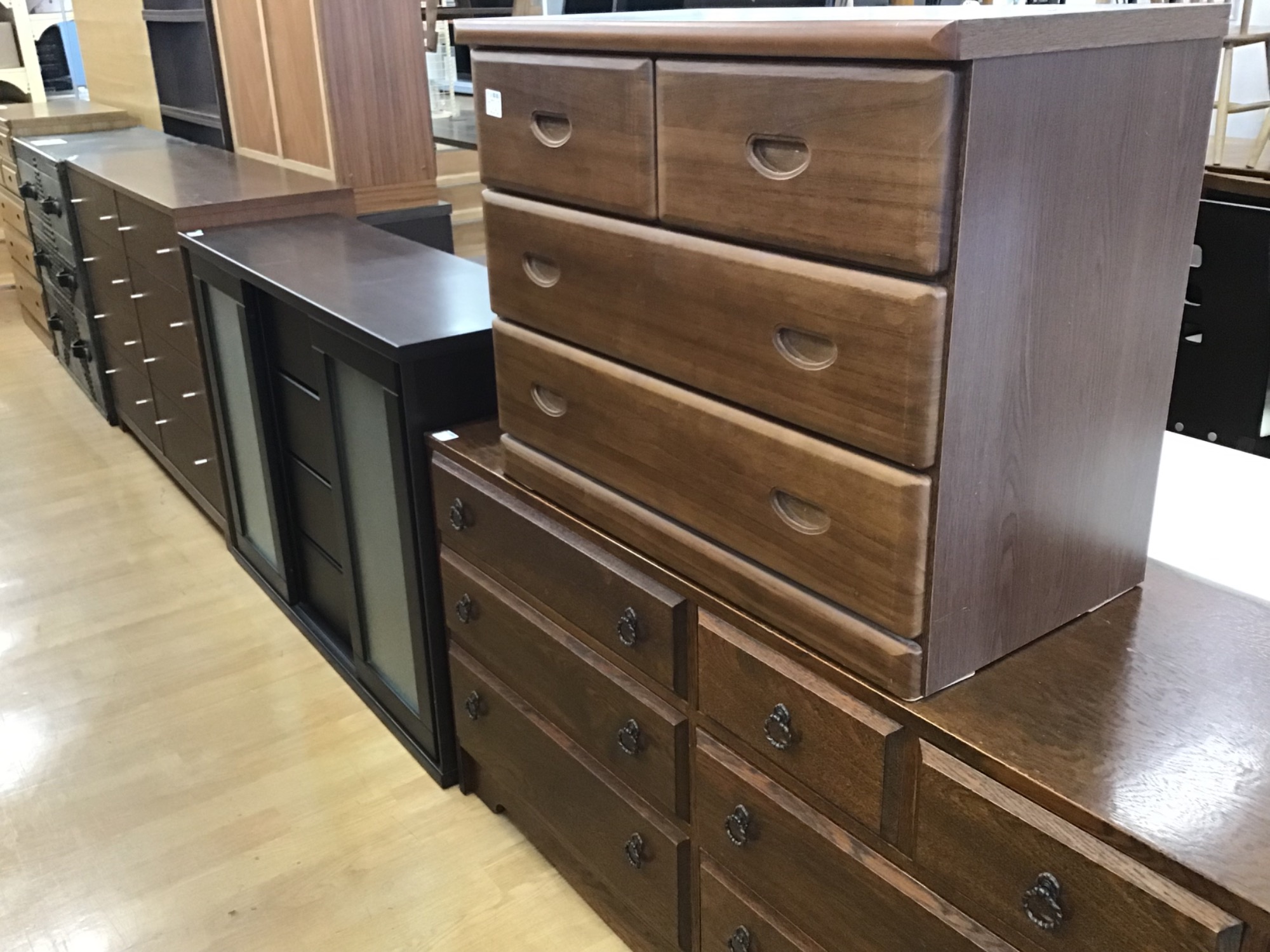 【トレファク神戸新長田】民芸調チェスト入荷しました！!!【取りに来れる方限定】 家具の購入・買取は新長田店！赤いチェスト入荷致しました！｜2015年11