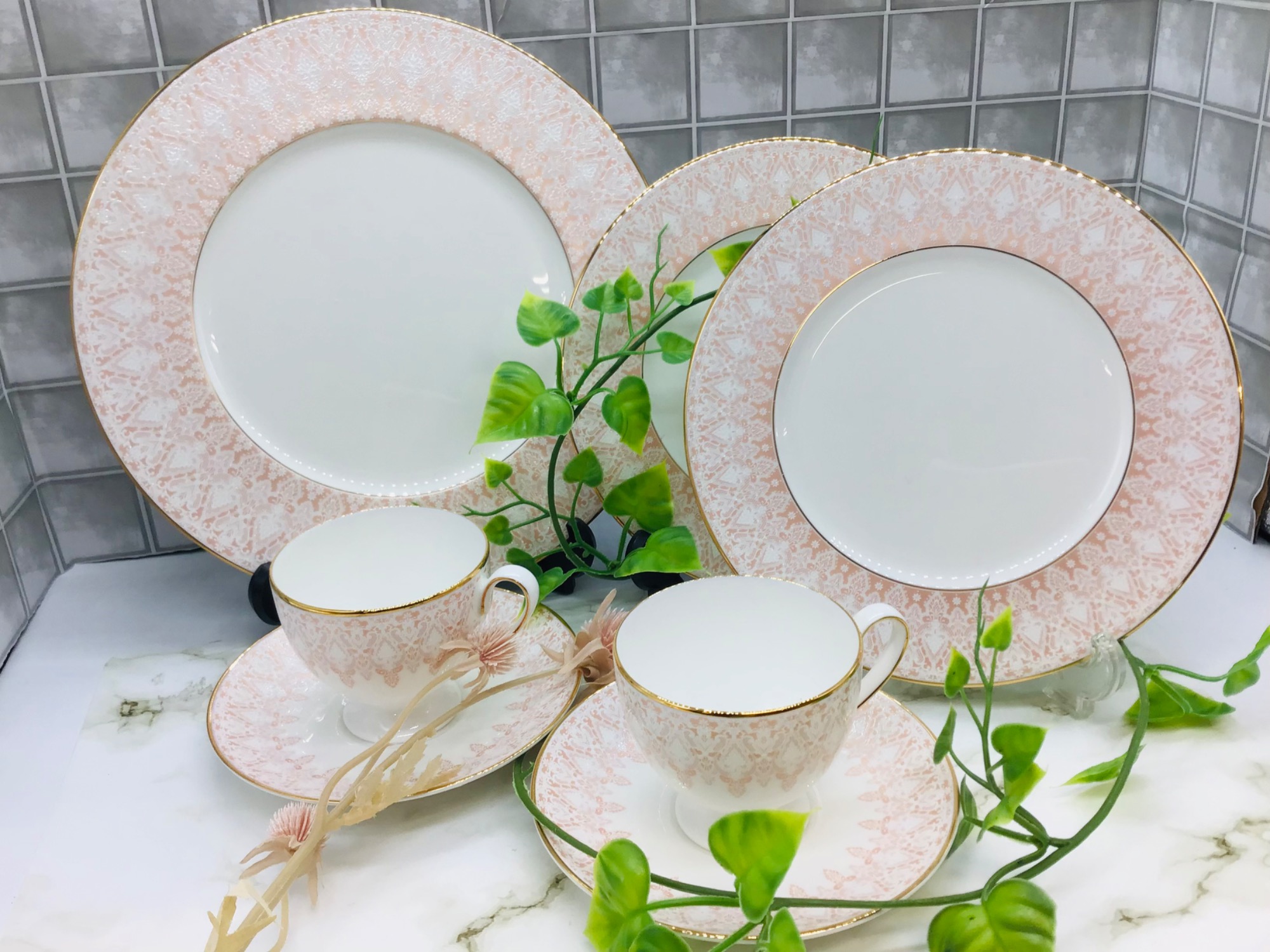 食器買取強化中！！】NARUMIのカップ＆ソーサー・プレートセットが入荷