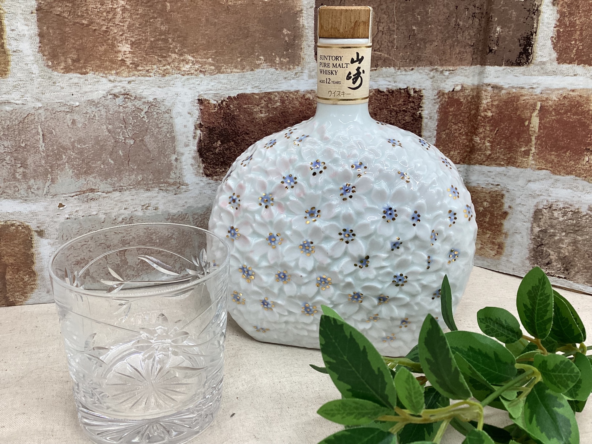 お酒買取強化中！！】サントリーの山崎12年 花の万博記念ボトルが入荷