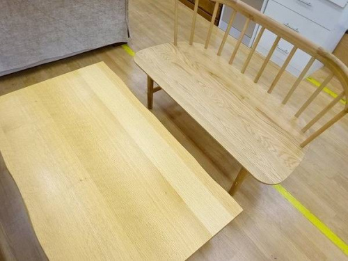家具のテーブル
