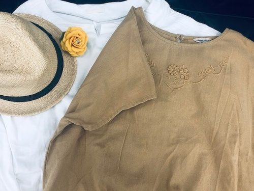 ワンピースのブラウス