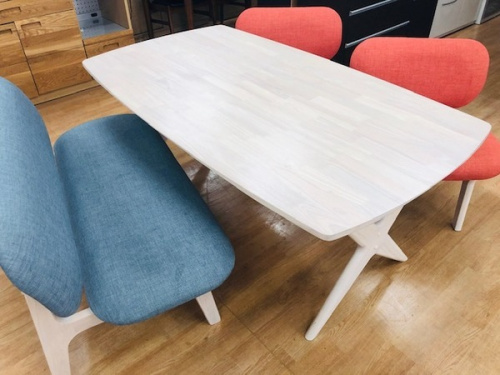 生活家具のテーブル