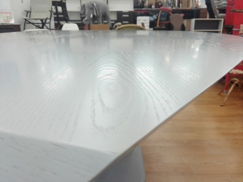 生活家具のダイニングテーブル