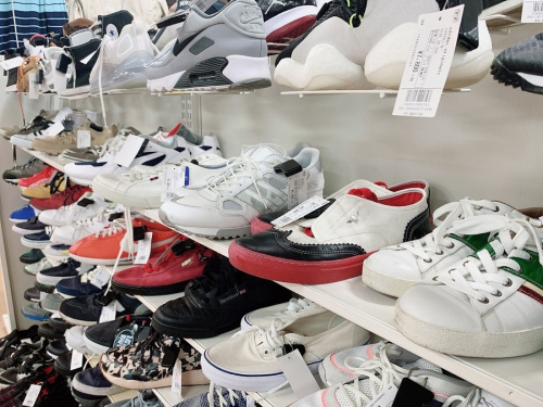 服 買取 中古のスニーカー 買取 神戸 神戸
