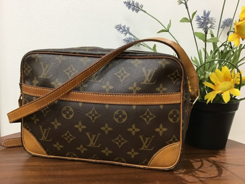 LOUIS VUITTONのショルダーバッグ