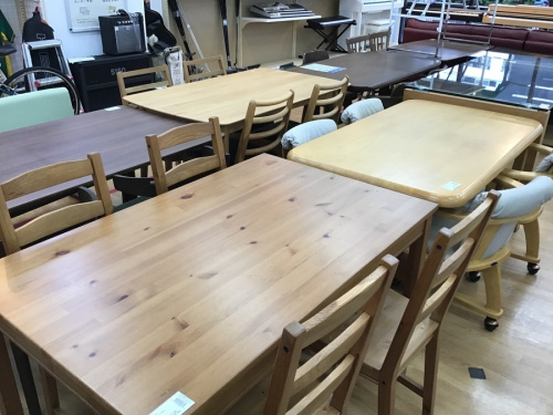 中古家具のダイニングテーブル