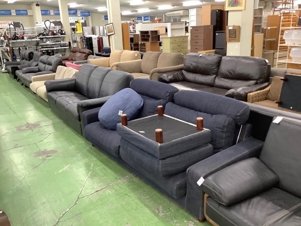 お値下げ！ビーカンパニー レザー調 ソファー B-COMPANY（ビーカンパニー）のクールベレザーソファを買取入荷