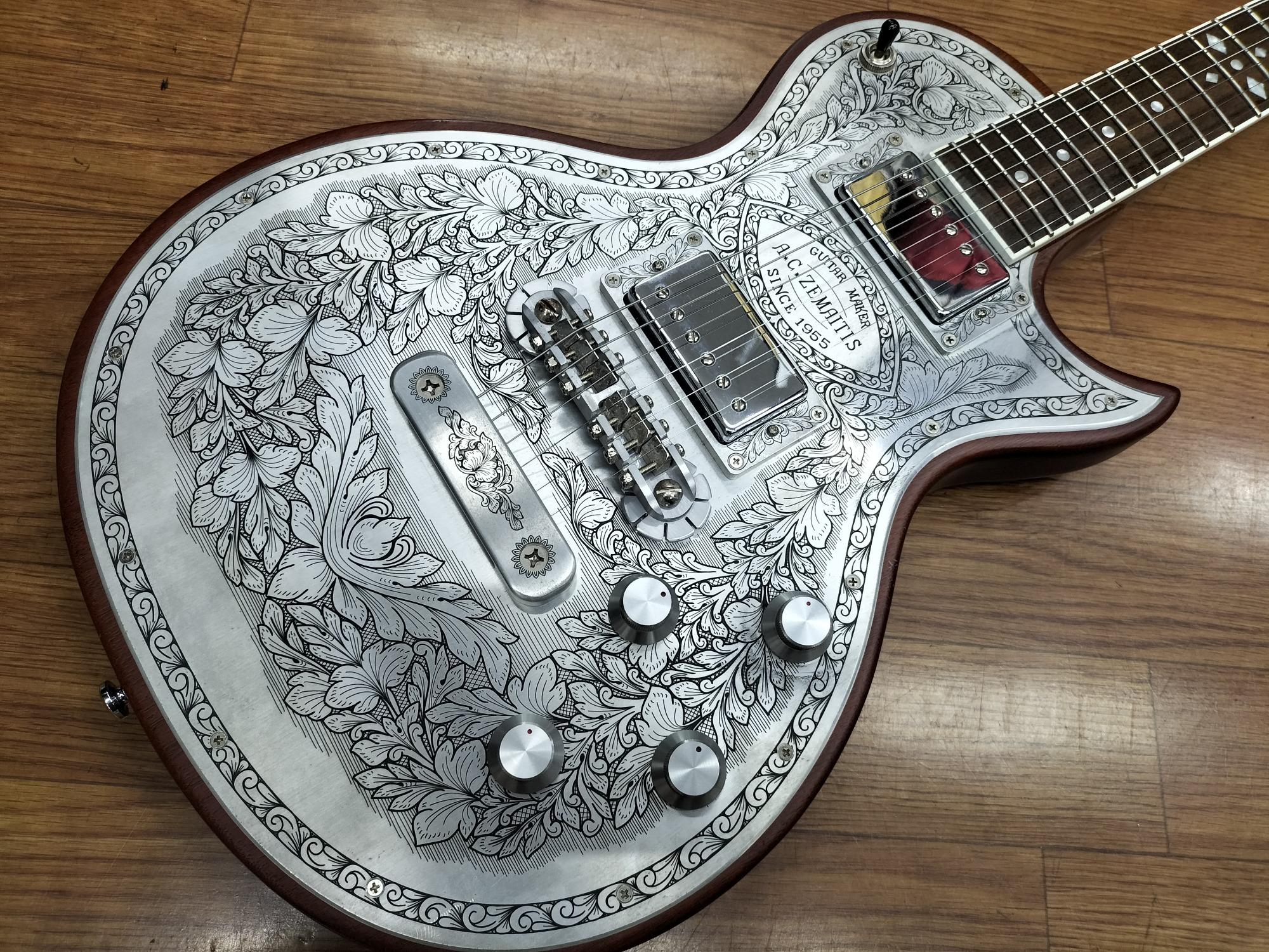 エレキギター、ゼマィティス、レプリカです。 Zemaitis ( ゼマイティス ) THE PORTRAIT Metal Front HISASHI
