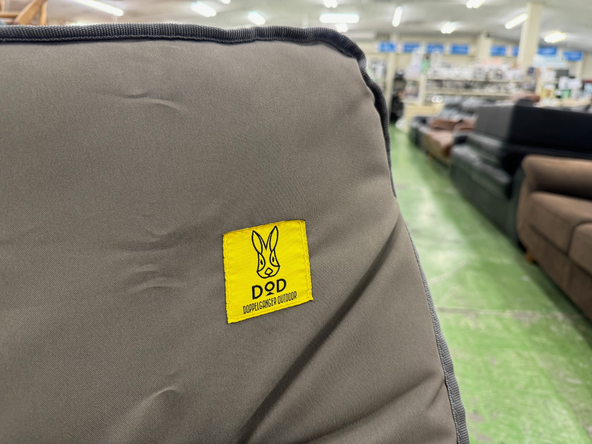 持ち運び楽々♪】DODのワンハンドキャリーソファが入荷いたし