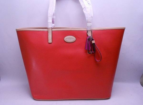 レディースファッションのカジュアルバッグ