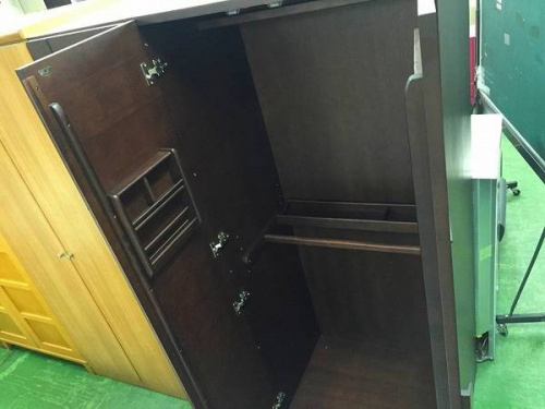 ワードローブのブラウン