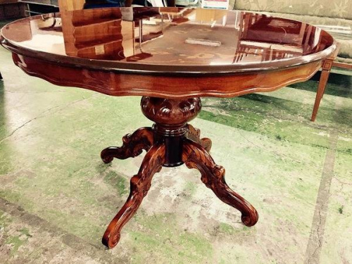 テーブルのアンティーク調