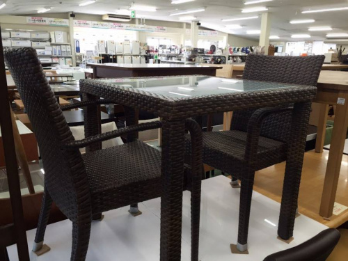 ブラウンのダイニングテーブル