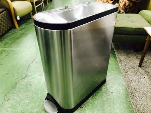 ダストボックスのシルバー