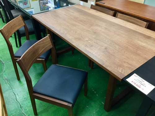 ダイニングのブラウン