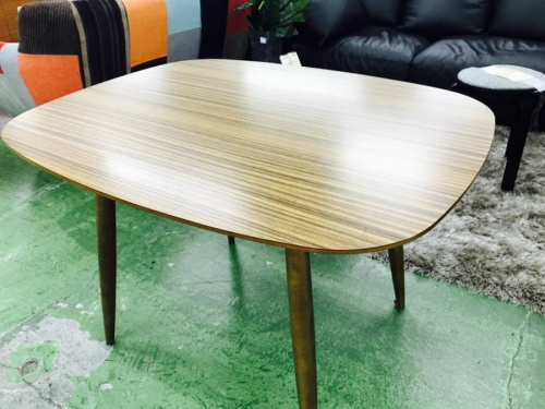 ダイニングテーブルのカリモク