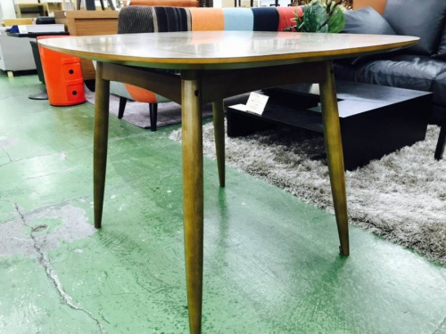 カリモクのテーブル