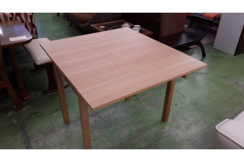 ダイニングセットのダイニングテーブル