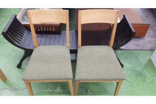 ダイニングテーブルのイス