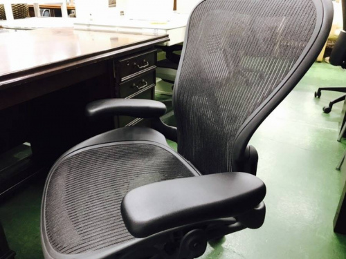 家具・インテリアのアーロンチェア