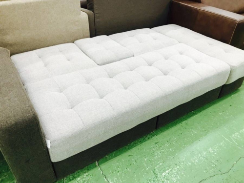 ソファーのグレー