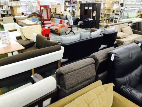 グレーの3人掛けソファー