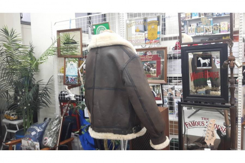 ブラウンのフライトジャケット