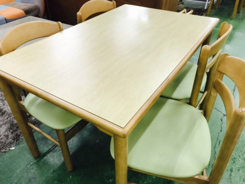 家具・インテリアのダイニングテーブル