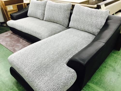 ソファーのグレー