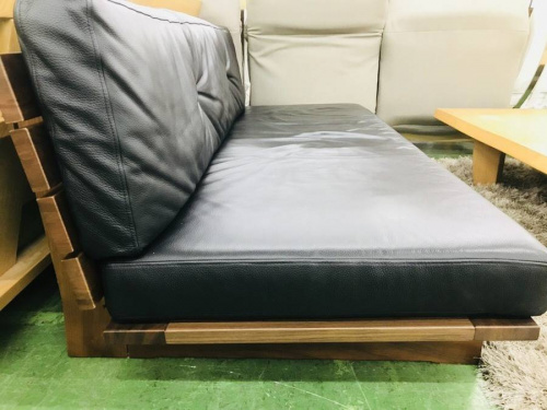 ブラックの3人掛けソファ