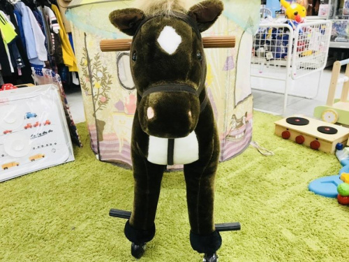 キャスターホースの乗り物