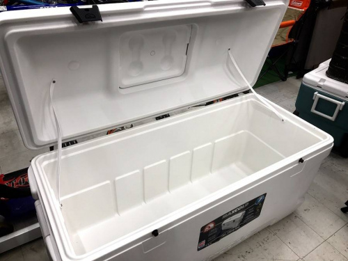 練馬店アウトドア用品のクーラーボックス