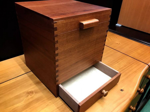ブラウンの化粧BOX