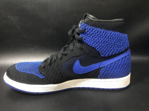 ナイキ（NIKE）のアディダス（adidas）
