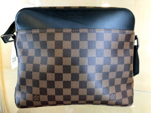 バッグの財布