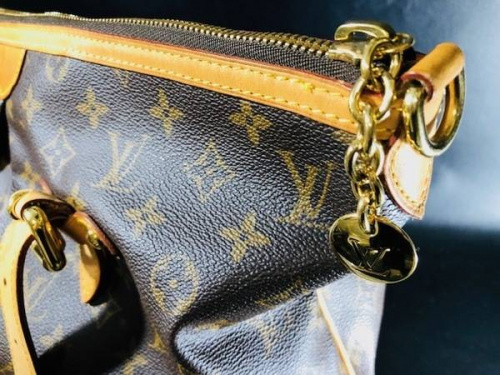 トートバッグのLOUIS VUITTON