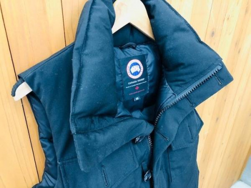ベストのCANADA GOOSE