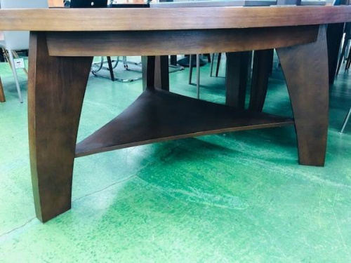 生活家具のテーブル