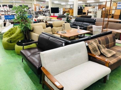 4人掛けソファーの生活家具